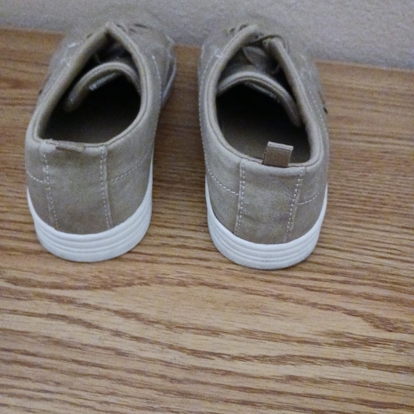 Osh Kosh Kids Pull On Sneakers EUC Shoes Size 3M Tan - Picture 3 of 5